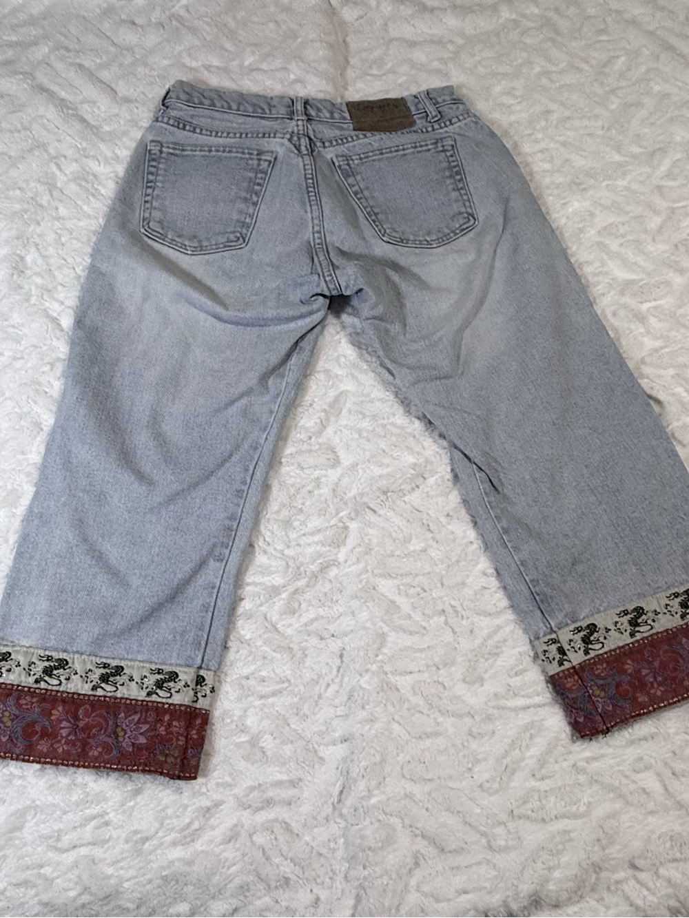 LONDONJEAN Light Blue Cropped Jeans with Patterned Hem - Gently Used -Size 8 - Picture 3 of 12